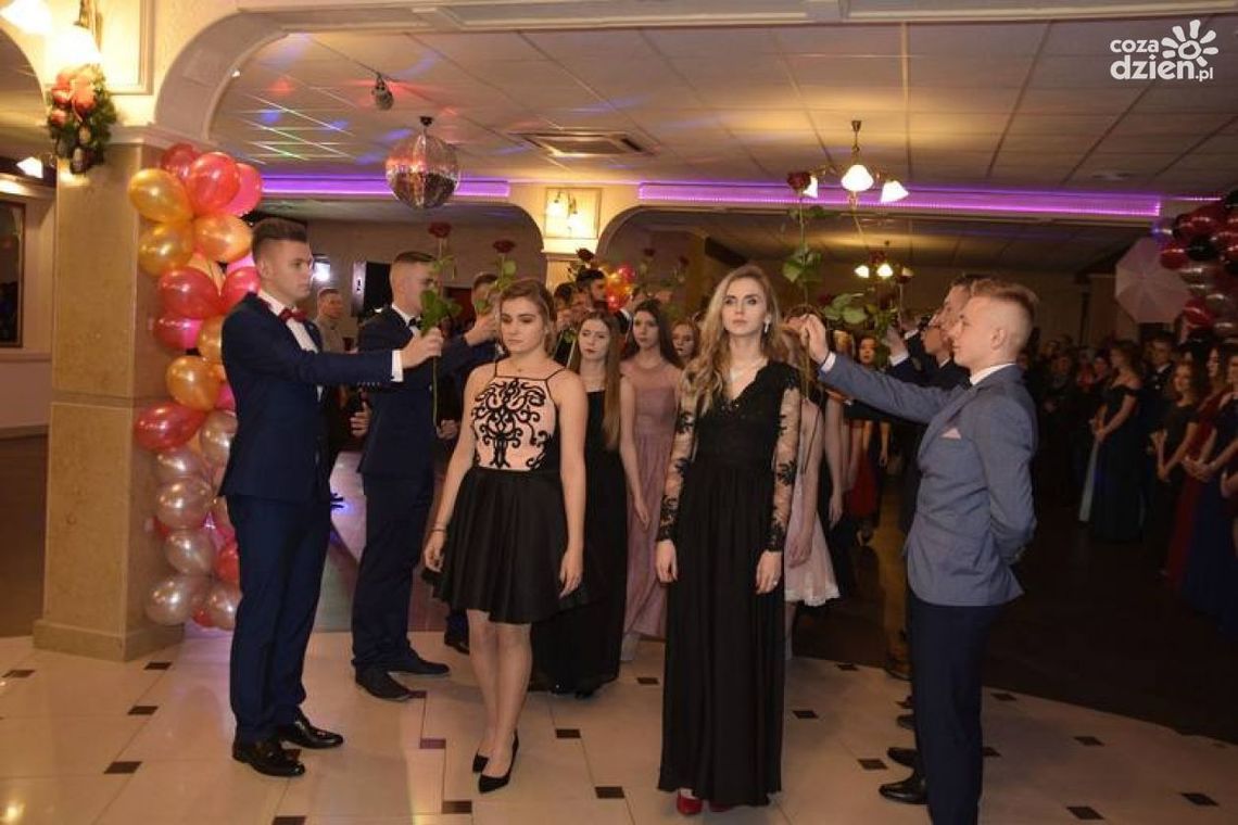 Sezon studniówkowy w Ostrowcu rozpoczęty Sezon studniówkowy w Ostrowcu rozpoczęty