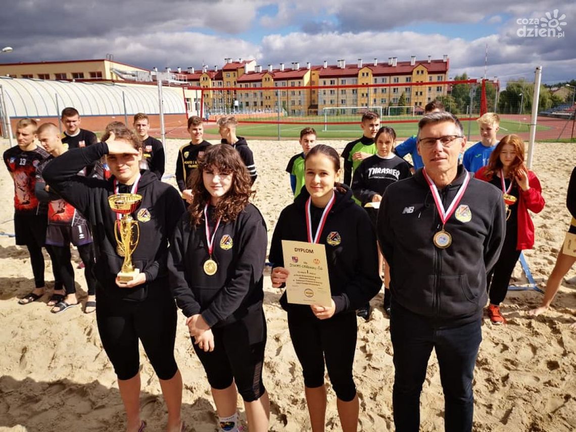 Siatkarki i siatkarze SMS Ostrowiec Świętokrzyski mistrzami Województwa Świętokrzyskiego Siatkarki i siatkarze SMS Ostrowiec Świętokrzyski mistrzami Województwa Świętokrzyskiego