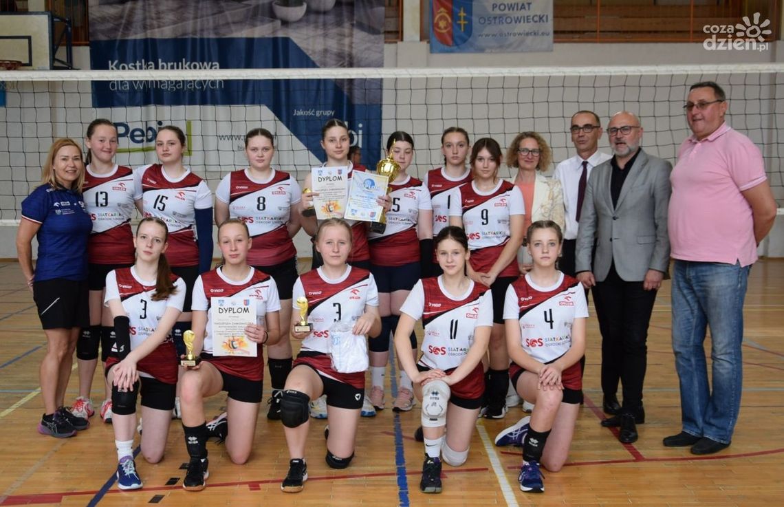 Siatkarki z Ostrowca nie oddały Pucharu Starosty Ostrowieckiego Siatkarki z Ostrowca nie oddały Pucharu Starosty Ostrowieckiego