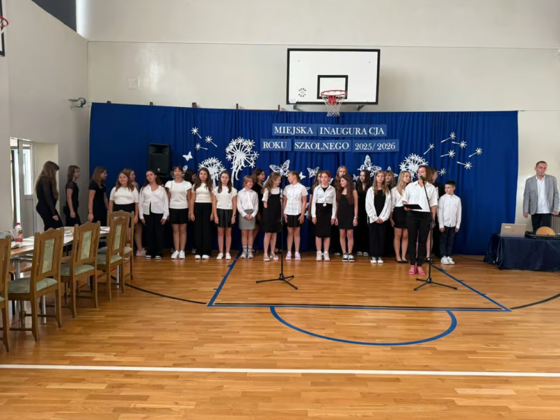 Skandal na rozpoczęciu roku szkolnego w Starachowicach. Dzieci śpiewały o piciu alkoholu – są konsekwencje Skandal na rozpoczęciu roku szkolnego w Starachowicach. Dzieci śpiewały o piciu alkoholu – są konsekwencje