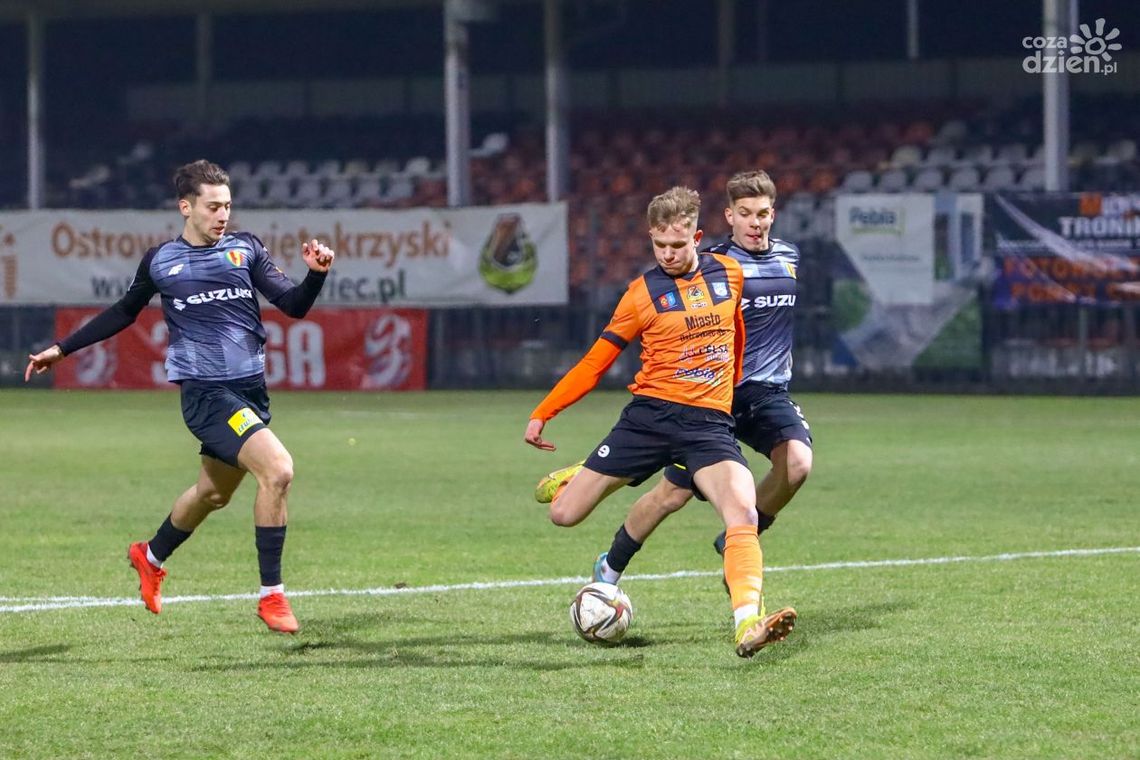 Skuteczne KSZO wygrywa w derbowym spotkaniu