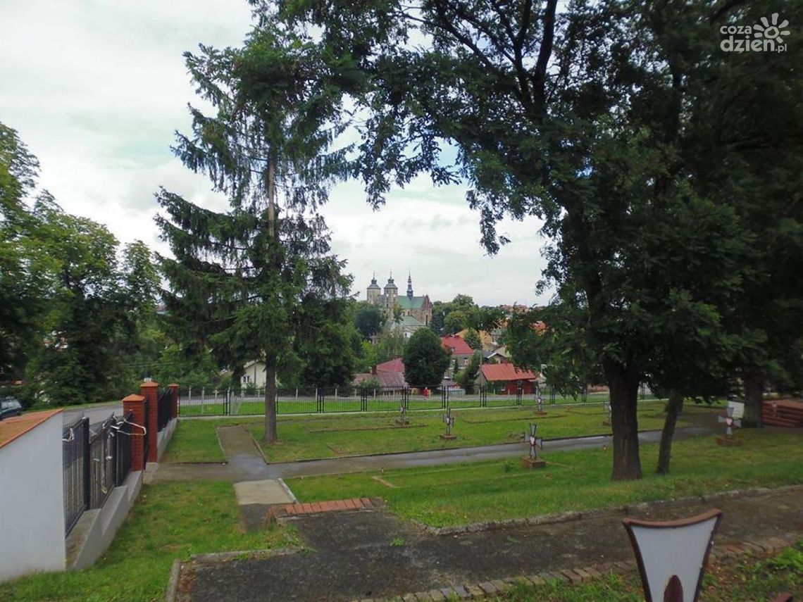 Śladami mogił wojennych - ciekawy wykład w Ostrowcu Śladami mogił wojennych - ciekawy wykład w Ostrowcu