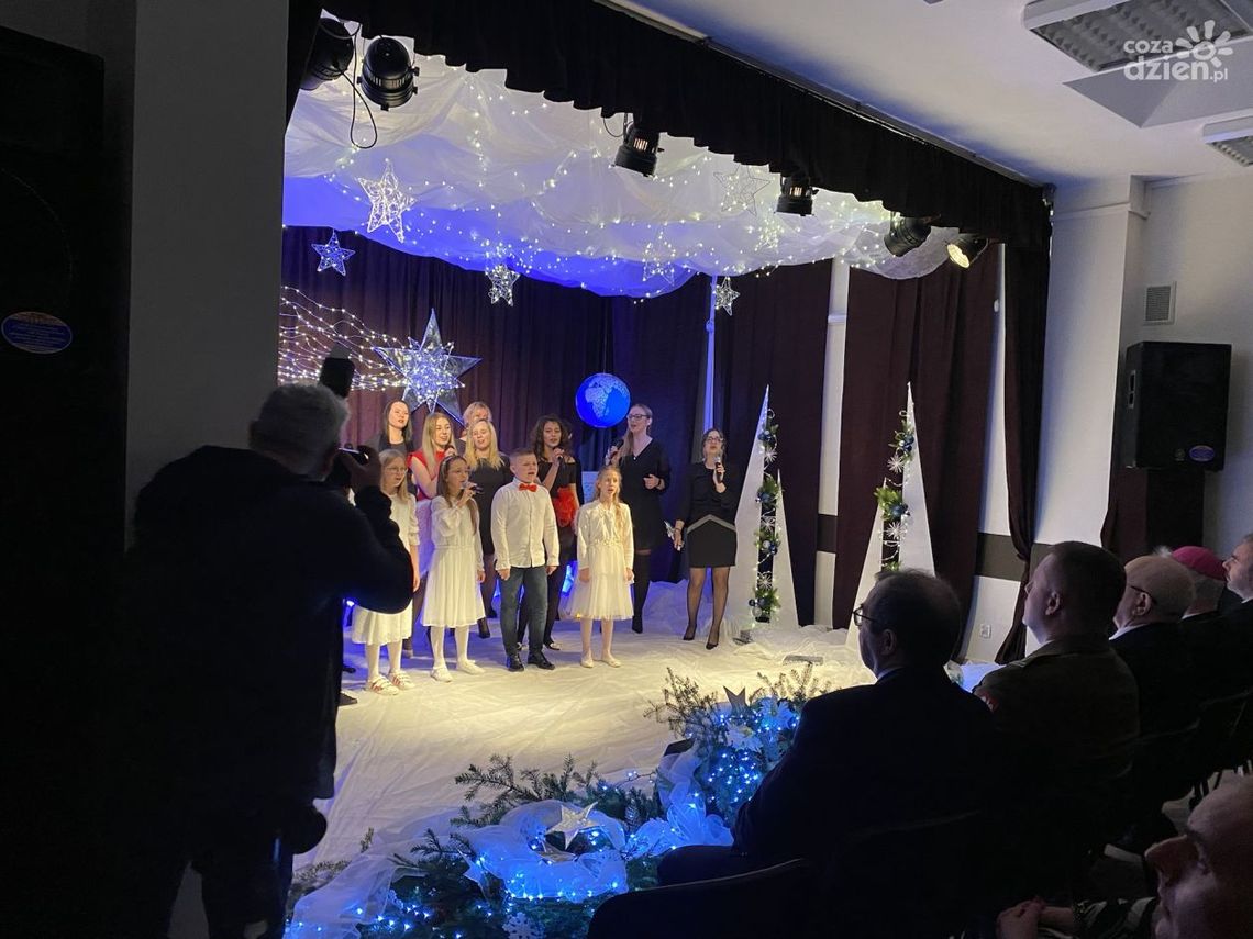 "Śladem gwiazdy" spektakl w wykonaniu uczniów "Śladem gwiazdy" spektakl w wykonaniu uczniów