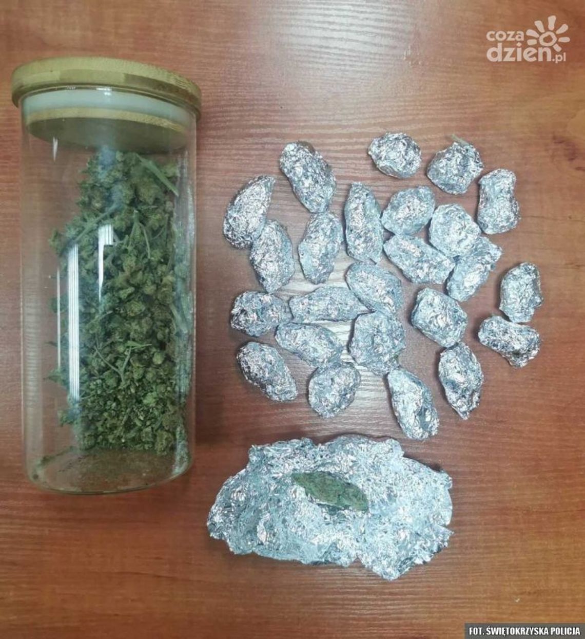 Słoik z suszem w szafie Słoik z suszem w szafie