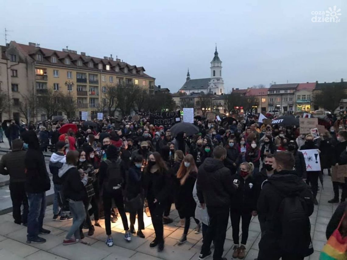 Słowa "Myślę, czuję, decyduję" wśród haseł protestu w Ostrowcu Świętokrzyskim Słowa "Myślę, czuję, decyduję" wśród haseł protestu w Ostrowcu Świętokrzyskim