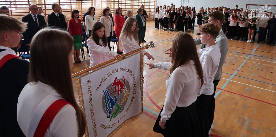 Ślubowanie wyjątkowego rocznika w ostrowieckiej SMS Ślubowanie wyjątkowego rocznika w ostrowieckiej SMS