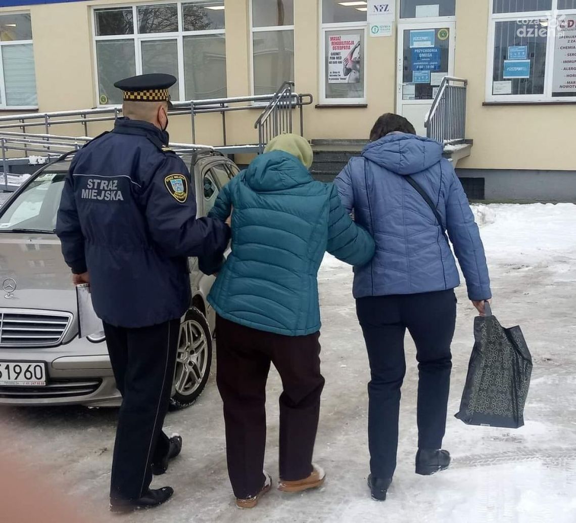 Służą pomocą i koordynują szczepienia. Straż Miejska ma nowe zadania  