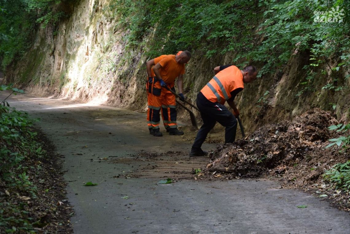 Służby drogowe porządkują powiatowe drogi Służby drogowe porządkują powiatowe drogi