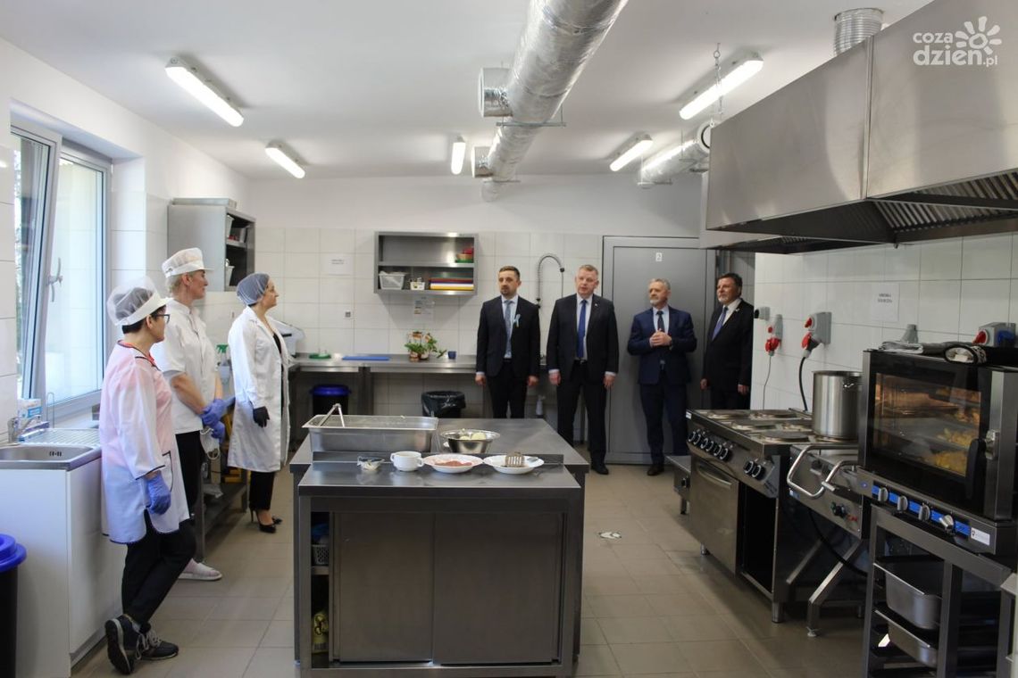 Smacznie i zdrowo w bałtowskiej podstawówce. Szkolna stołówka uroczyście otwarta!
Smacznie i zdrowo w bałtowskiej podstawówce. Szkolna stołówka uroczyście otwarta!