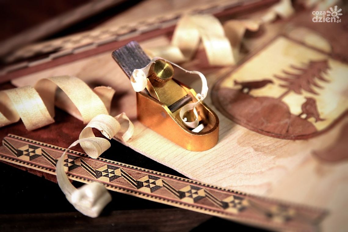 Sobota ze stolarzem z cyklu Intarsja Sobota ze stolarzem z cyklu Intarsja