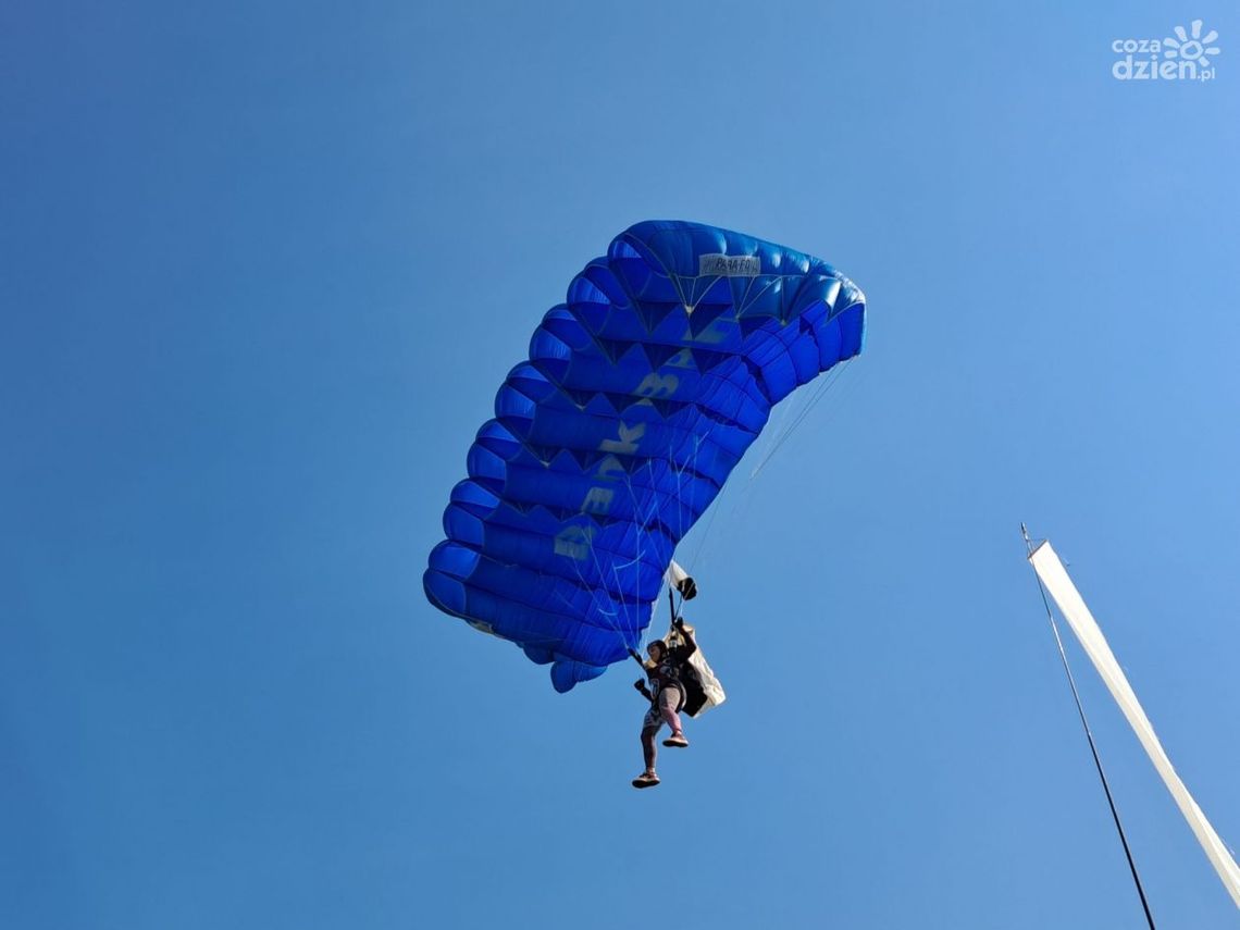 Spadochroniarze nad Masłowem Spadochroniarze nad Masłowem