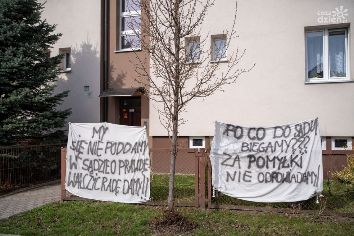 Spółdzielnia żąda spłaty zadłużenia, mieszkańcy mówią o pomyłce księgowej. Interweniuje poseł Zandberg Spółdzielnia żąda spłaty zadłużenia, mieszkańcy mówią o pomyłce księgowej. Interweniuje poseł Zandberg