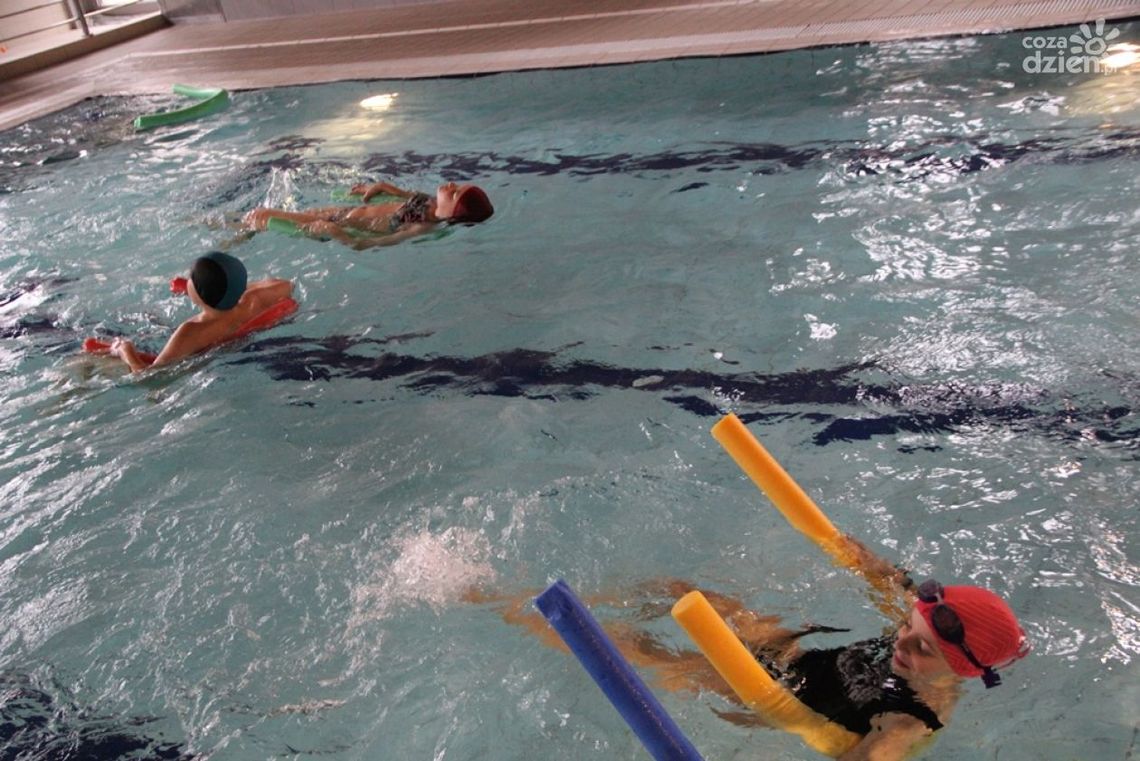 Sportowe Ferie z MOSiR-em 2025. Darmowe wejścia na pływalnie dla uczniów Sportowe Ferie z MOSiR-em 2025. Darmowe wejścia na pływalnie dla uczniów