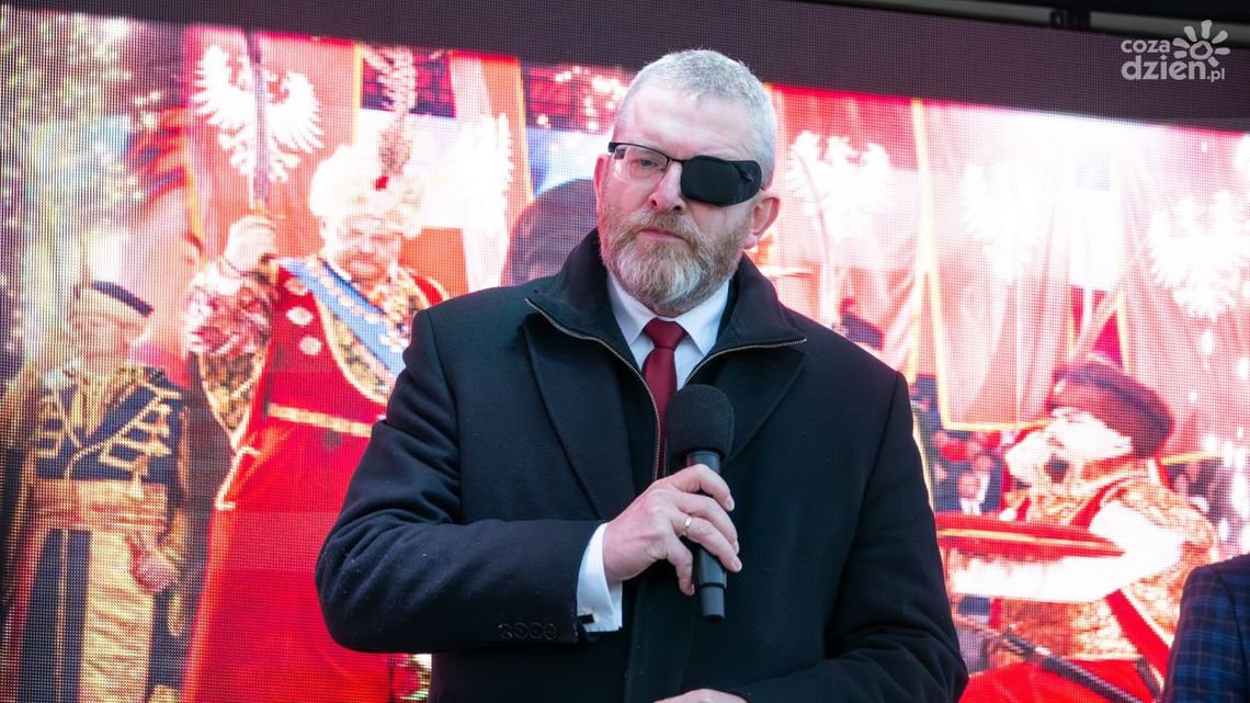 Spotkanie z Grzegorzem Braunem na Placu Wolności w Pińczowie Spotkanie z Grzegorzem Braunem na Placu Wolności w Pińczowie