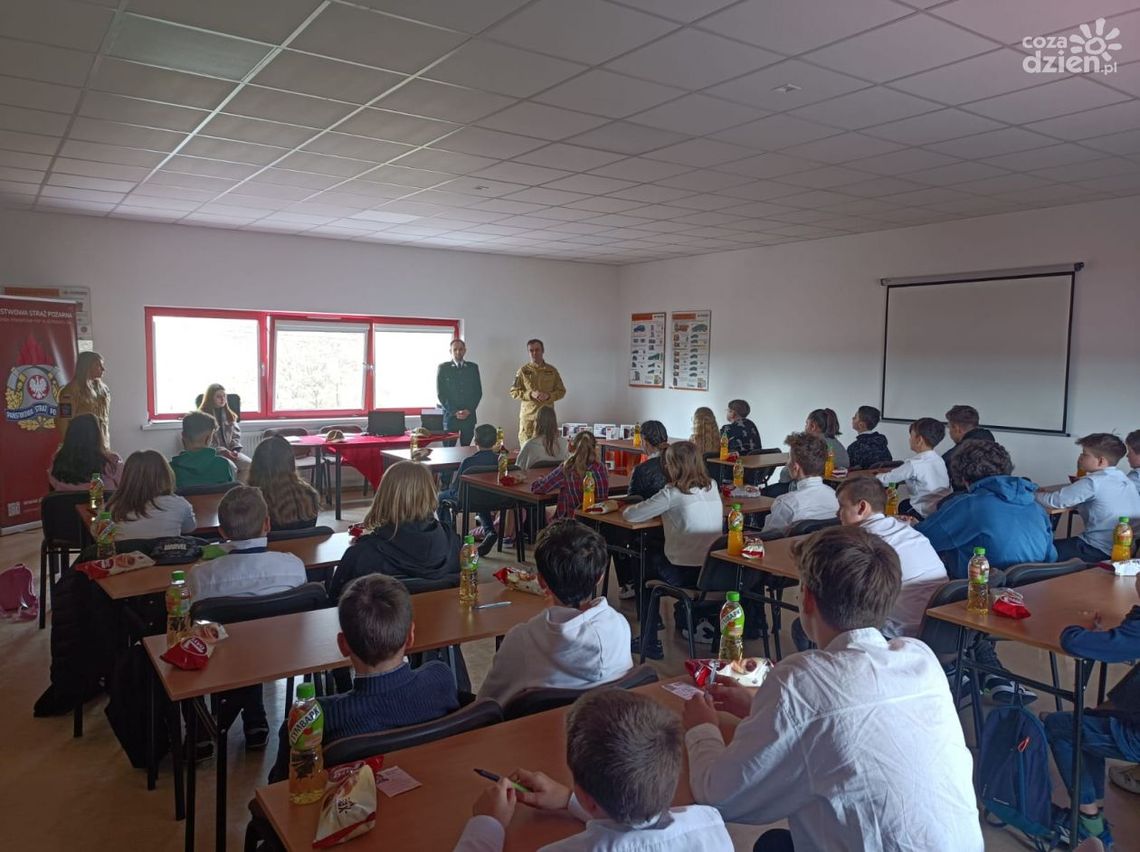 Sprawdzali wiedzę i umiejętności w działaniach pożarniczych Sprawdzali wiedzę i umiejętności w działaniach pożarniczych