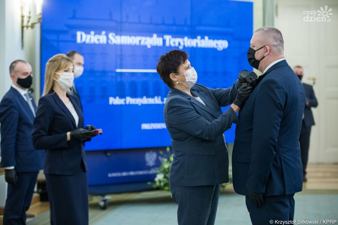 Srebrny Krzyż Zasługi dla burmistrza Lecha Łodeja Srebrny Krzyż Zasługi dla burmistrza Lecha Łodeja