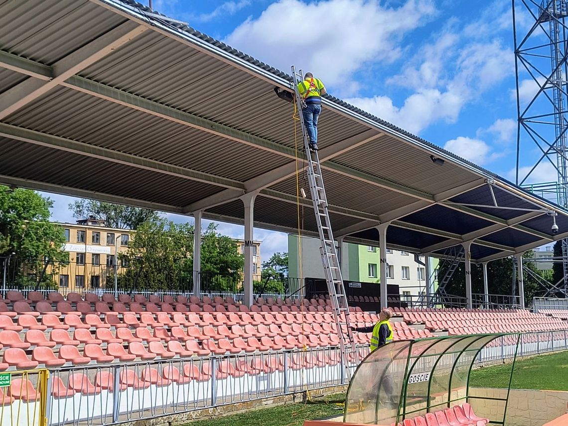 Stadion miejski wkrótce z nowym nagłośnieniem. Trwa już montaż nowego sprzętu