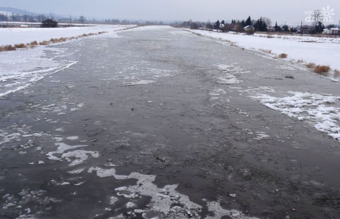 Stan rzek pod nadzorem strażaków. Czy w powiecie ostrowieckim grozi nam powódź?
