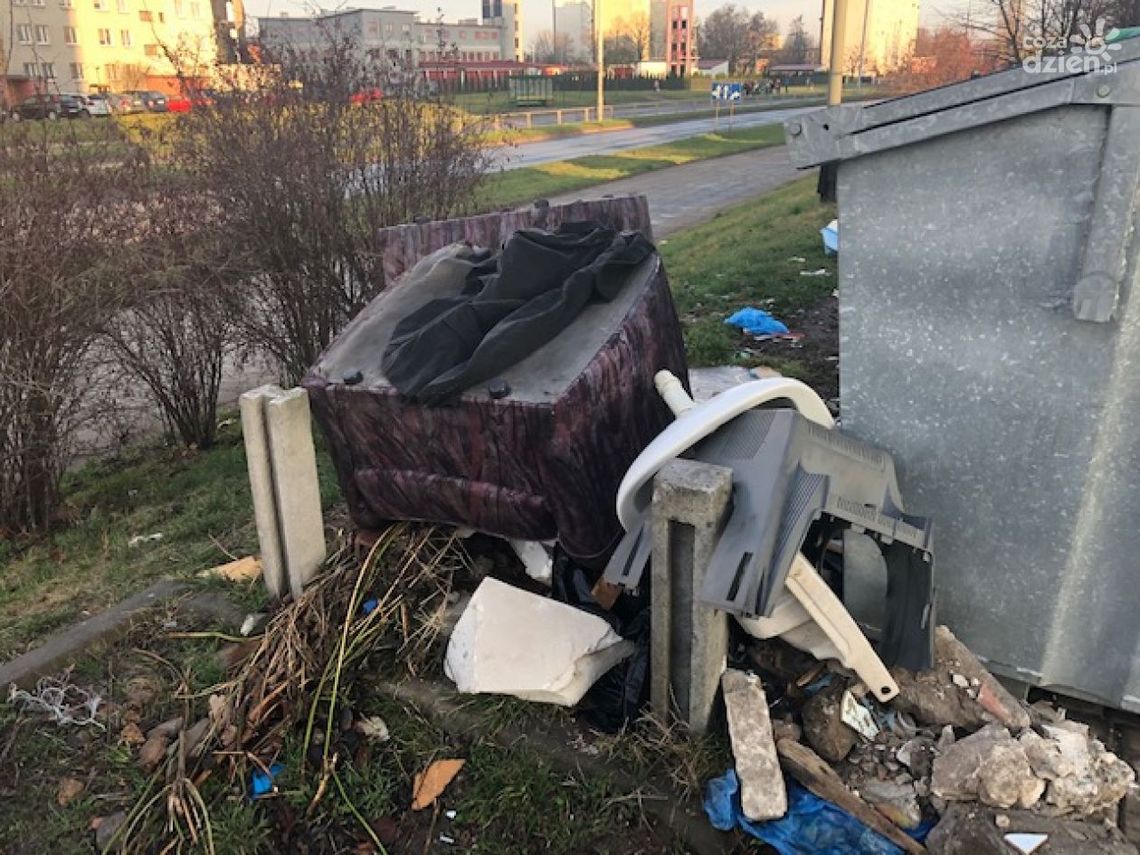 Stara kanapa, opona i drzwi... - śmieci "wylewają" się na ulicę Stara kanapa, opona i drzwi... - śmieci "wylewają" się na ulicę