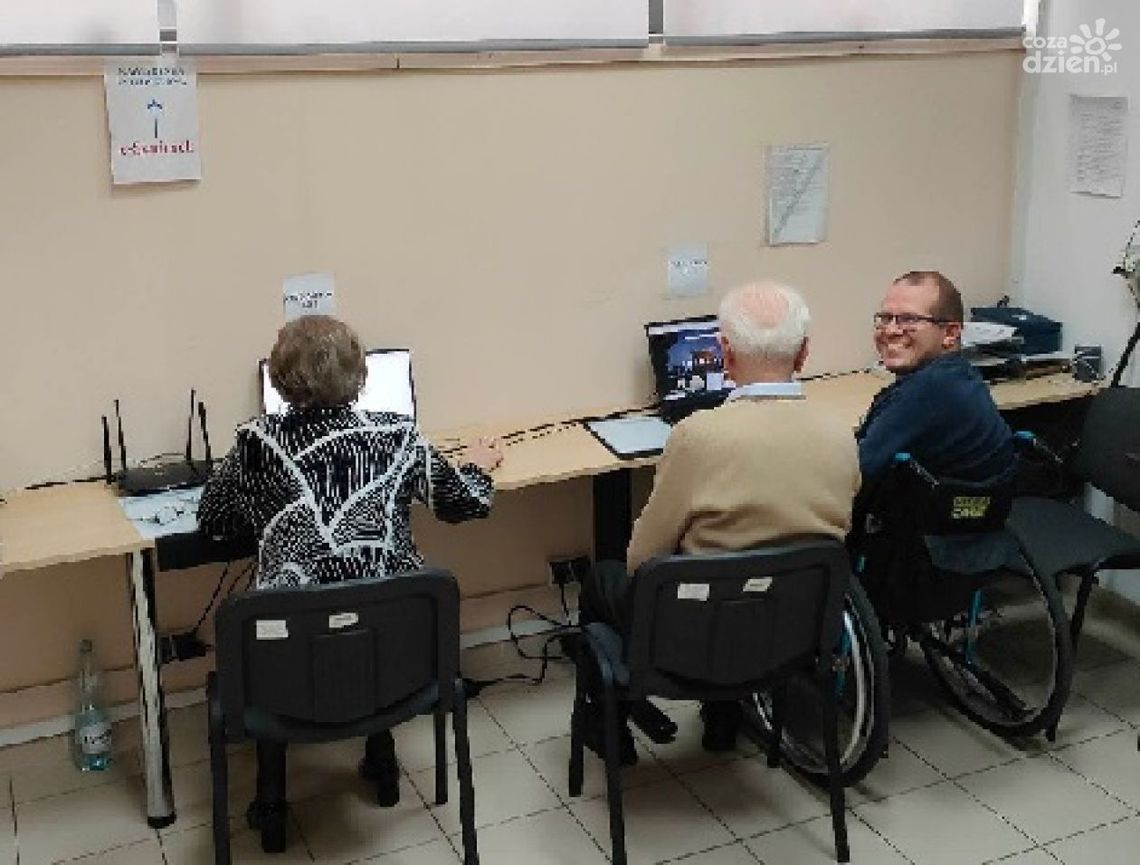 Starachowiccy seniorzy poznają wirtualny świat Starachowiccy seniorzy poznają wirtualny świat