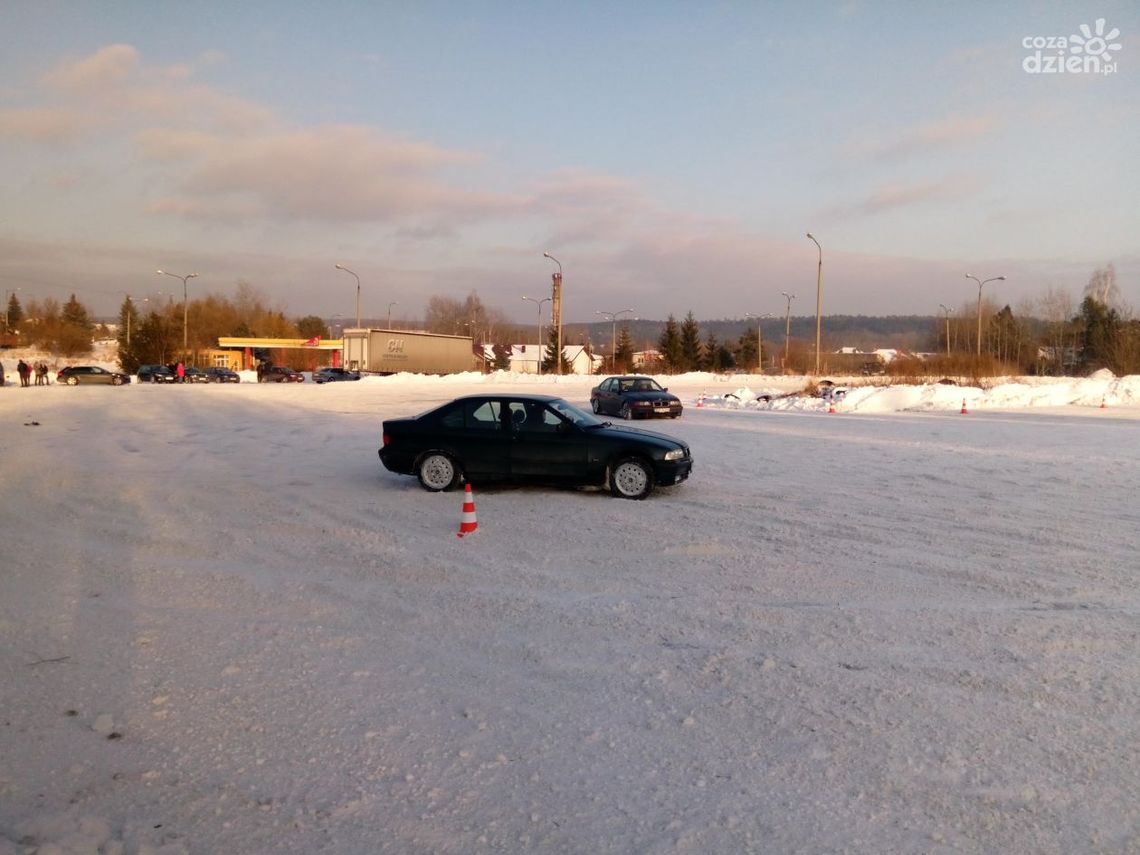 Starachowice: kontrolowany poślizg na śniegu
