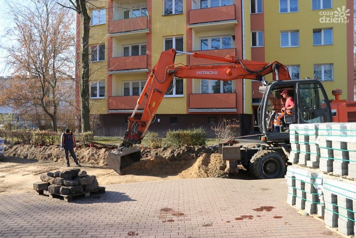 STARACHOWICE - nowa droga i chodniki przy Harcerskiej STARACHOWICE - nowa droga i chodniki przy Harcerskiej