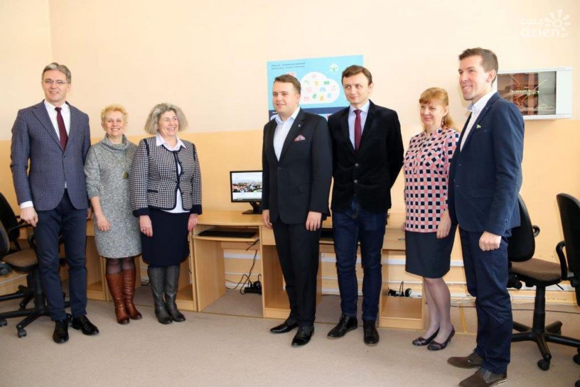 Starachowice. Nowoczesny sprzęt komputerowy trafił do starachowickich szkół 