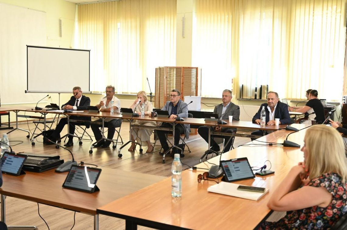 Starosta opatowski z wotum zaufania i absolutorium oraz rezygnacją jednego z radnych Starosta opatowski z wotum zaufania i absolutorium oraz rezygnacją jednego z radnych