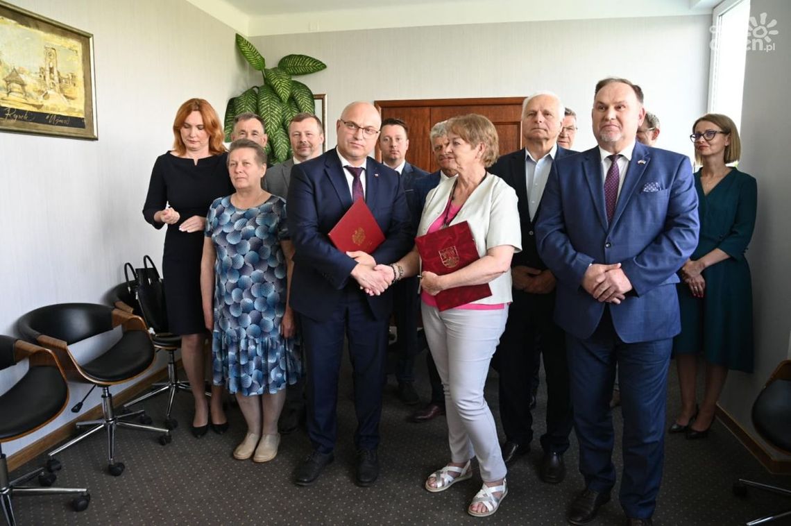 Starosta Tomasz Staniek przeprasza radnych Starosta Tomasz Staniek przeprasza radnych