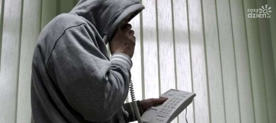 Starsza kobieta ofiarą oszustwa "na policjanta"