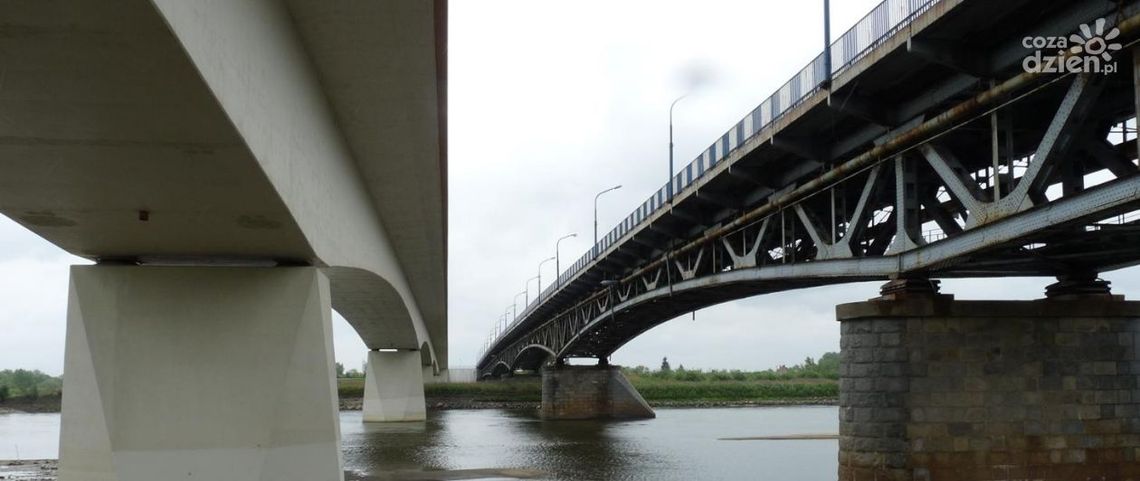Stary most w Sandomierzu demontowany Stary most w Sandomierzu demontowany