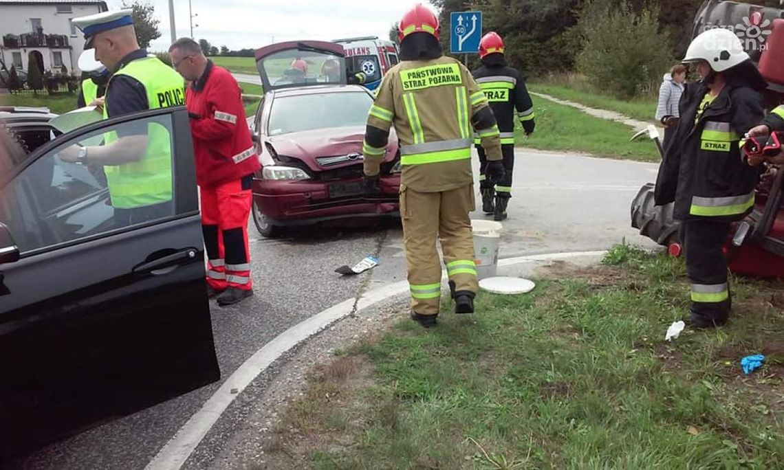 Stłuczka z udziałem ciągnika. Są utrudnienia w ruchu Stłuczka z udziałem ciągnika. Są utrudnienia w ruchu