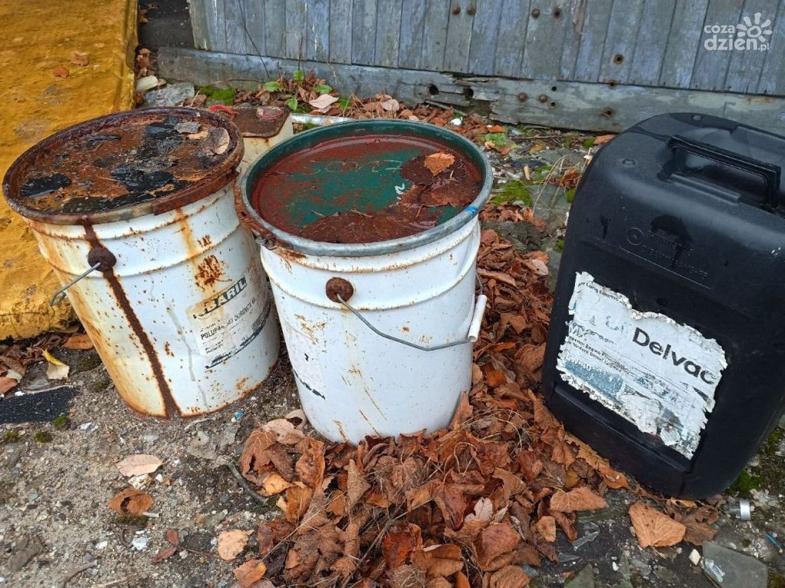 Straż Miejska z Kielc zabezpieczyła nielegalny skład odpadów. Wyciekała czarna substancja Straż Miejska z Kielc zabezpieczyła nielegalny skład odpadów. Wyciekała czarna substancja