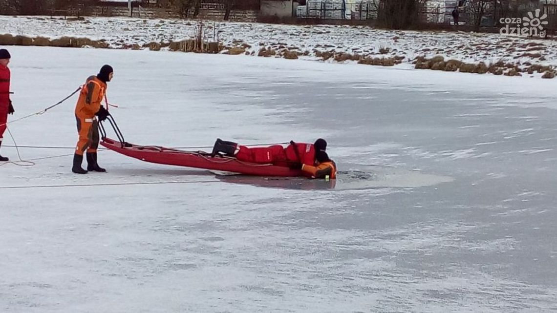 Strażacy ćwiczyli na lodzie