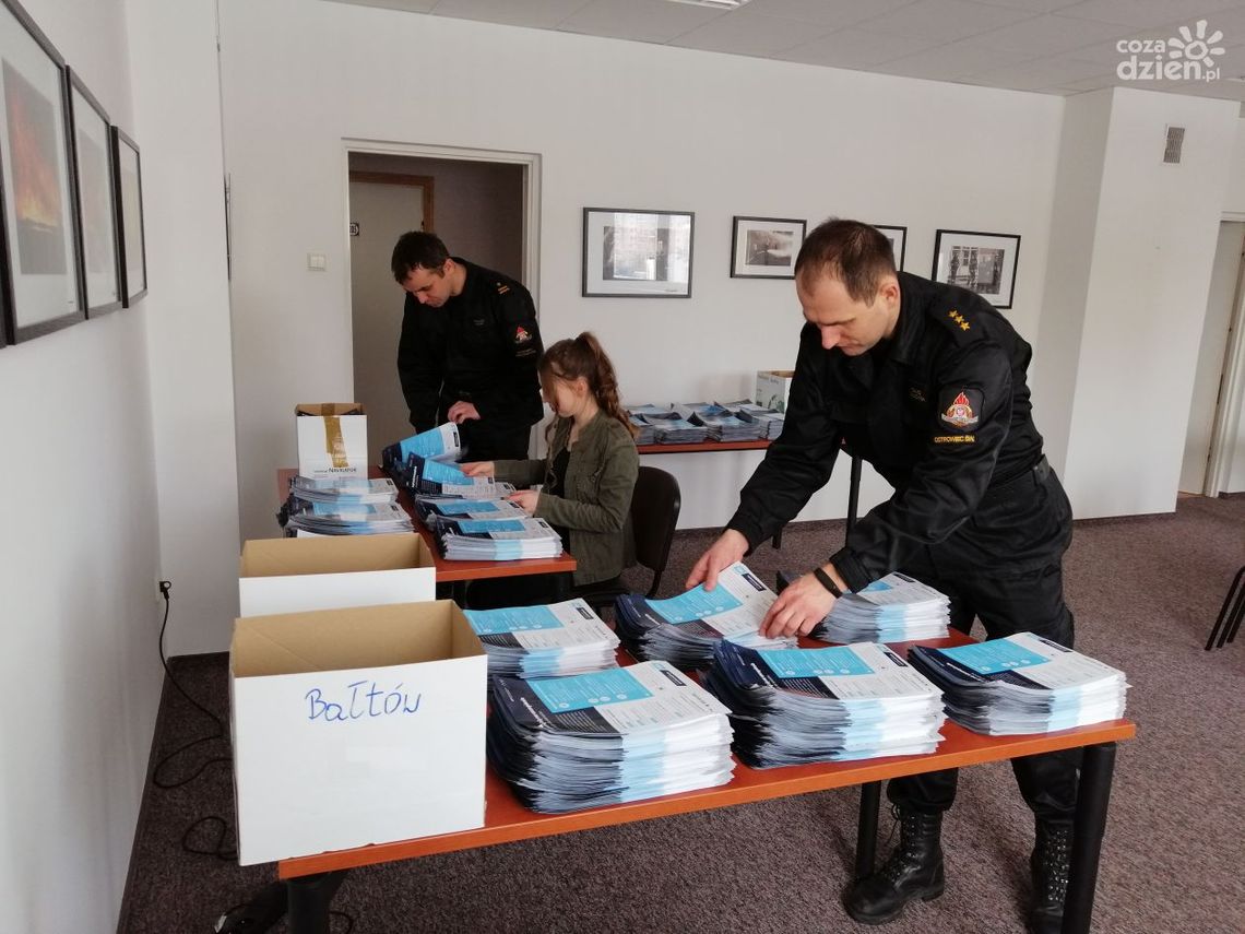 Strażacy dostarczą ulotki na temat szczepień i profilaktyki COVID-19 Strażacy dostarczą ulotki na temat szczepień i profilaktyki COVID-19