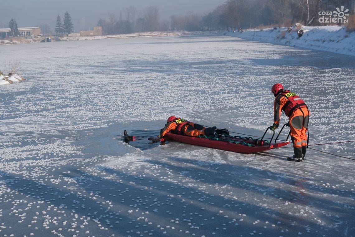 Strażacy ratowali tonącego. Na szczęście tylko na ćwiczeniach Strażacy ratowali tonącego. Na szczęście tylko na ćwiczeniach