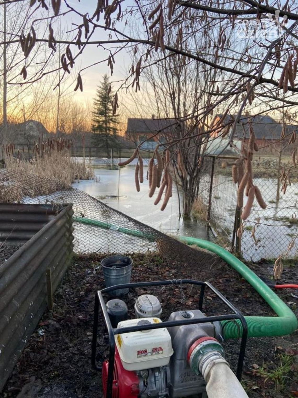 Strażacy  tym razem chronili przed wodą 