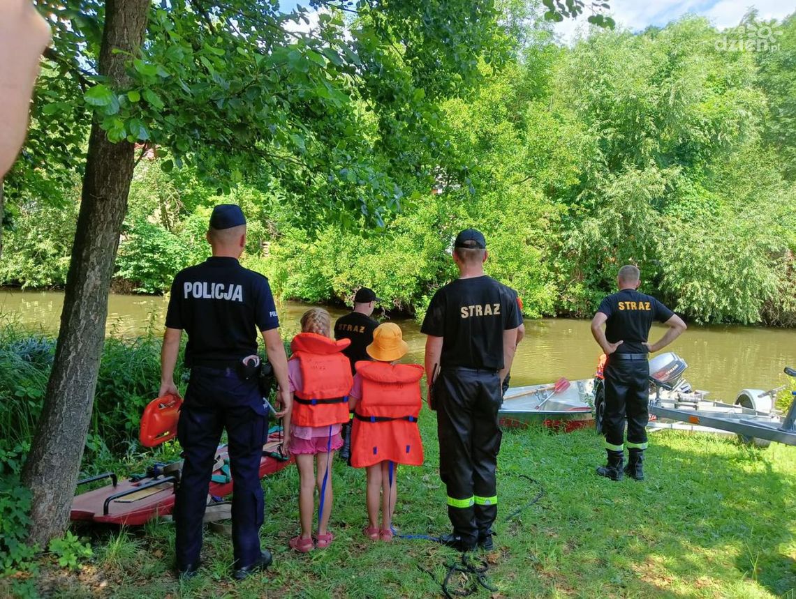 Strażacy uczyli zachowania nad wodą Strażacy uczyli zachowania nad wodą