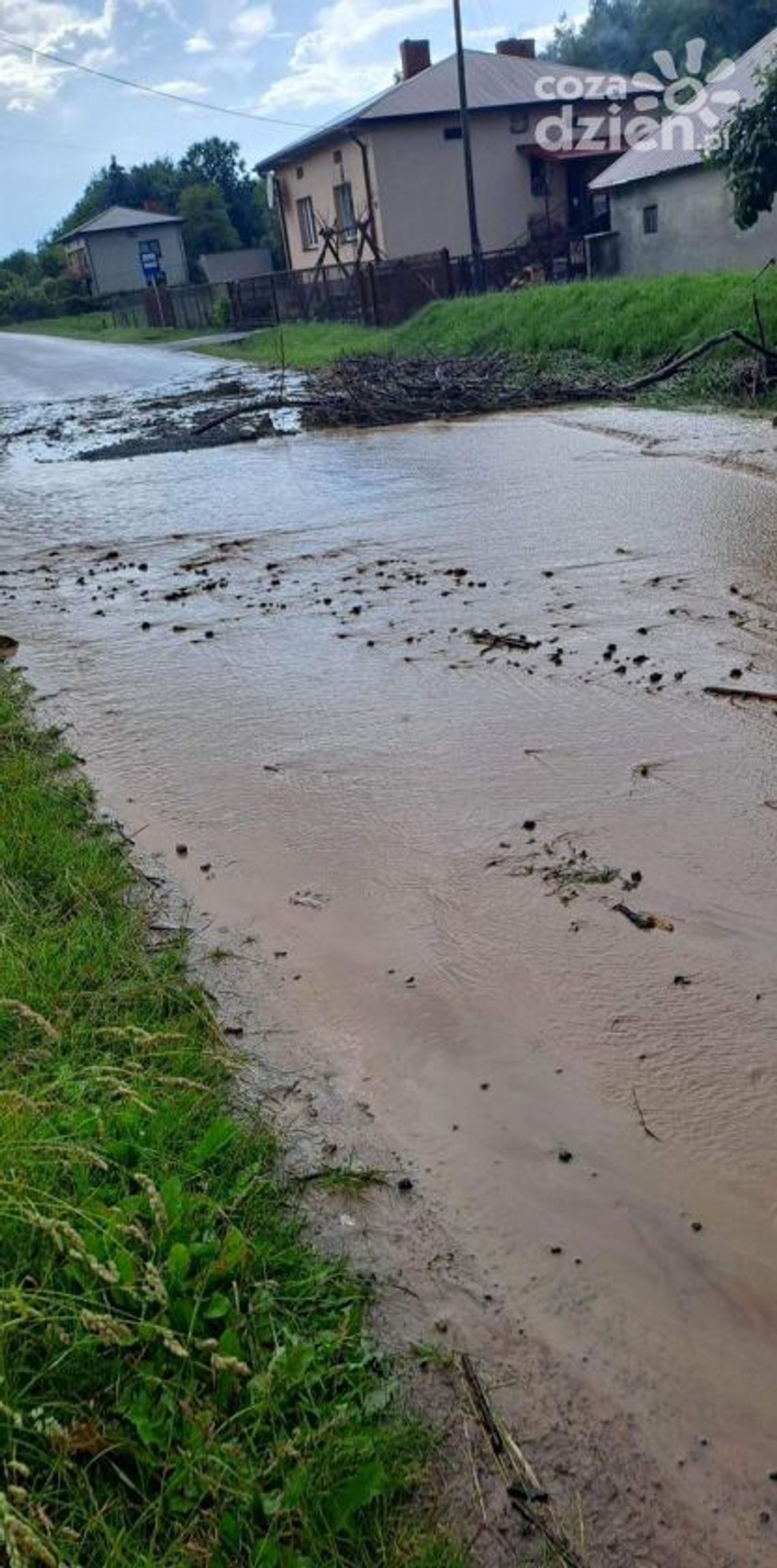 Strażacy usuwali skutki nawalnych deszczy Strażacy usuwali skutki nawalnych deszczy