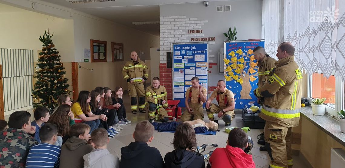 Strażacy w szkole w Baćkowicach Strażacy w szkole w Baćkowicach