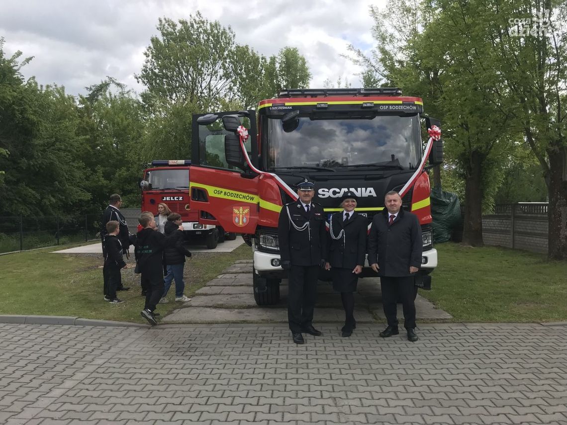 Strażacy z OSP Bodzechów celebrują przekazanie nowego wozu bojowego Strażacy z OSP Bodzechów celebrują przekazanie nowego wozu bojowego