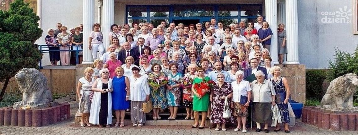 Studenci-seniorzy z ostrowieckiego UTW kończą rok akademicki Studenci-seniorzy z ostrowieckiego UTW kończą rok akademicki