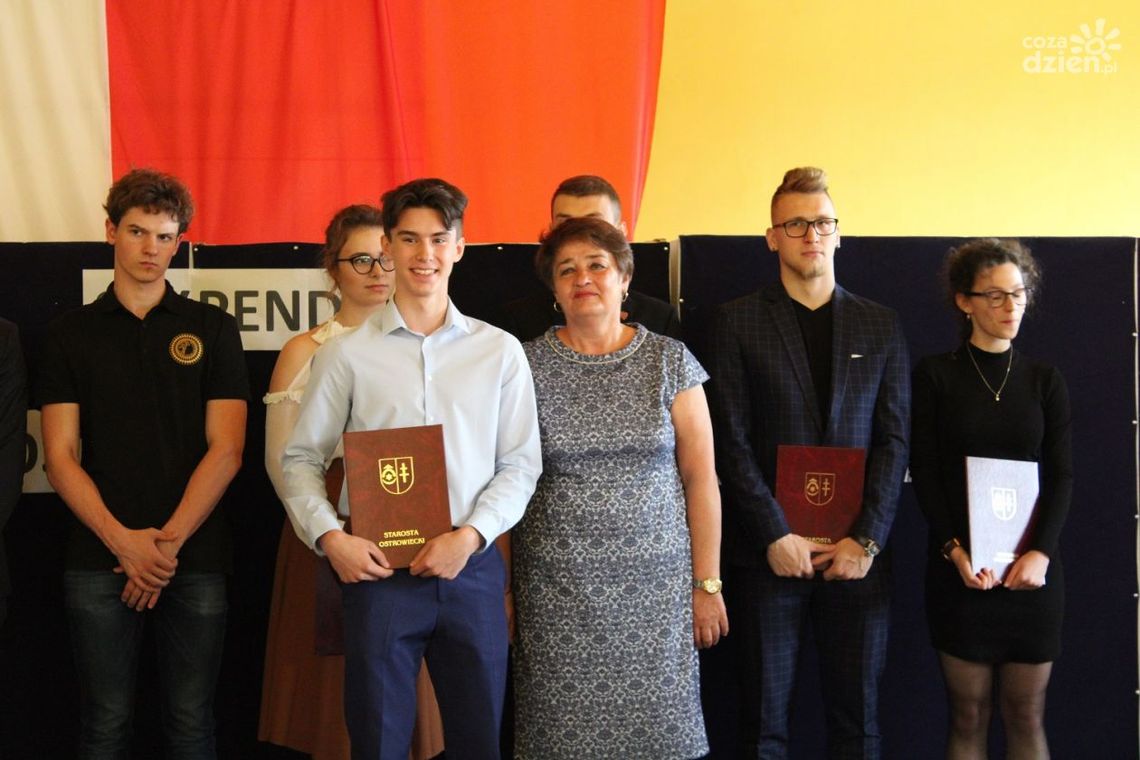 Stypendia dla najlepszych uczniów w powiecie Stypendia dla najlepszych uczniów w powiecie