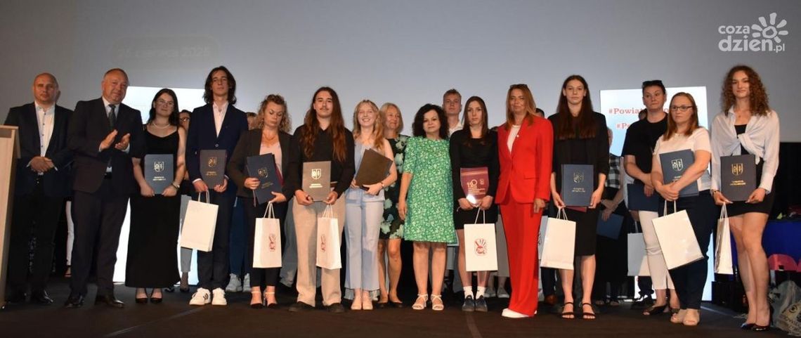 Stypendia i nagrody starosty ostrowieckiej wręczone Stypendia i nagrody starosty ostrowieckiej wręczone