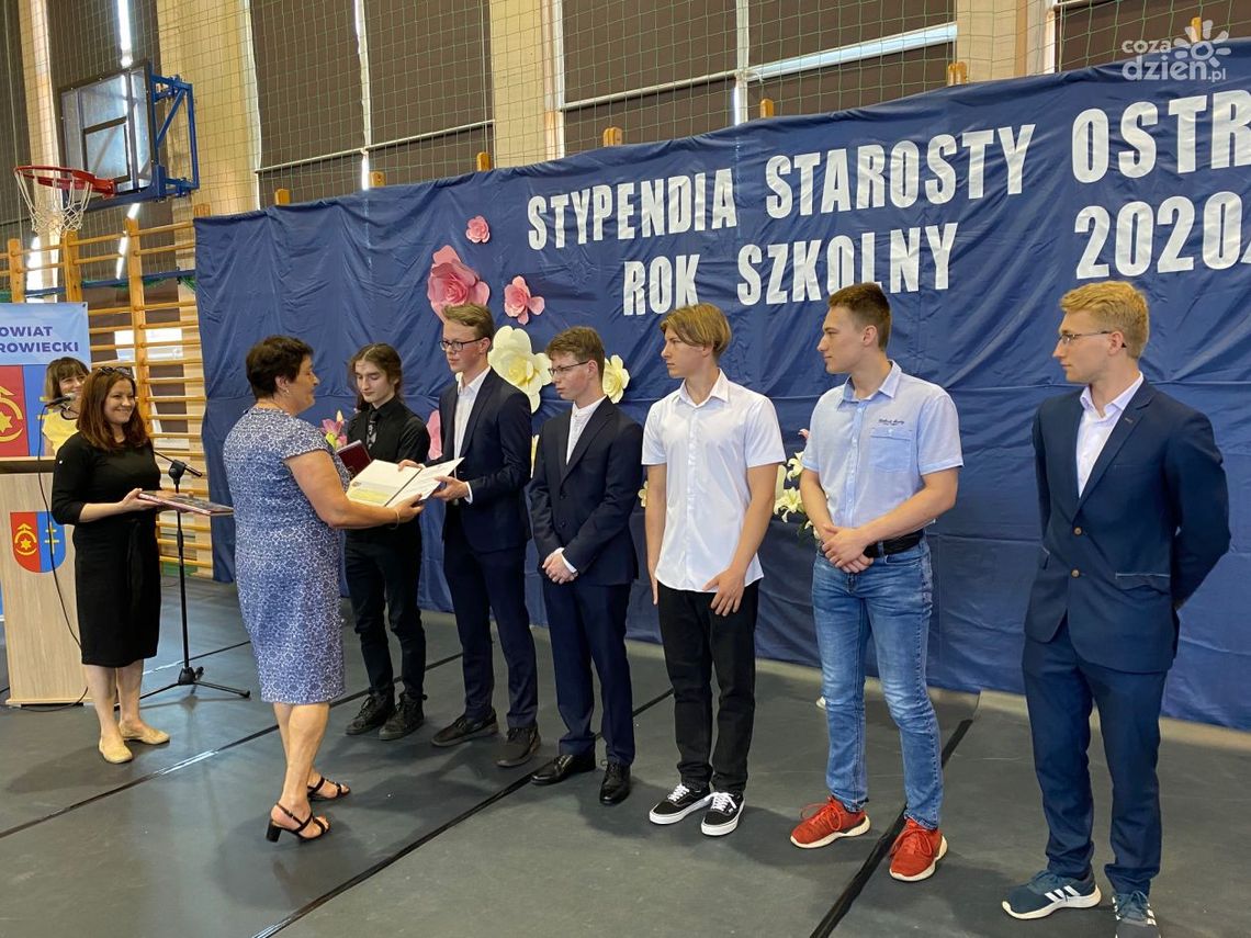 Stypendia starosty ostrowieckiego wręczone Stypendia starosty ostrowieckiego wręczone