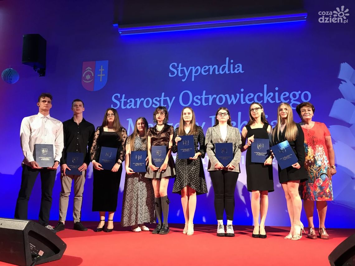 Stypendia starosty ostrowieckiego wręczone Stypendia starosty ostrowieckiego wręczone