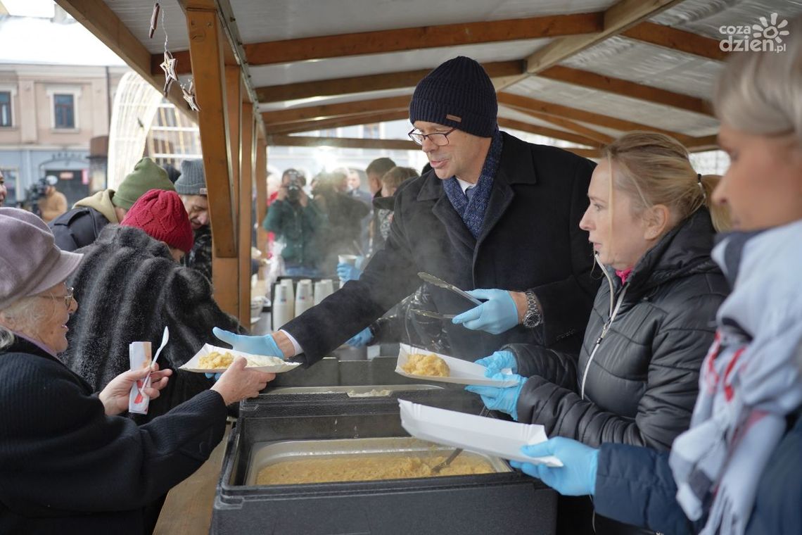 Świąteczne spotkanie na Rynku. Wigilijne potrawy, kolędy i życzenia