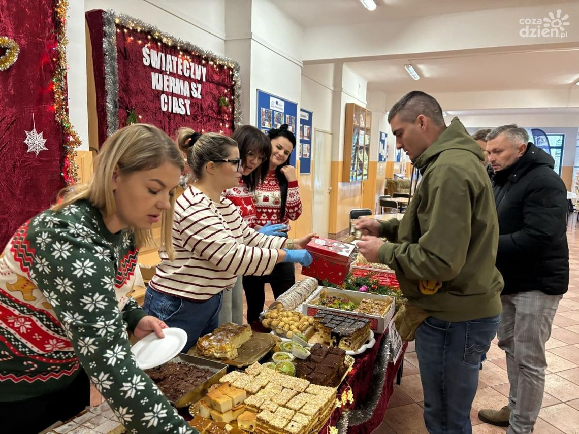 Świąteczny kiermasz ciast w ostrowieckiej uczelni Świąteczny kiermasz ciast w ostrowieckiej uczelni