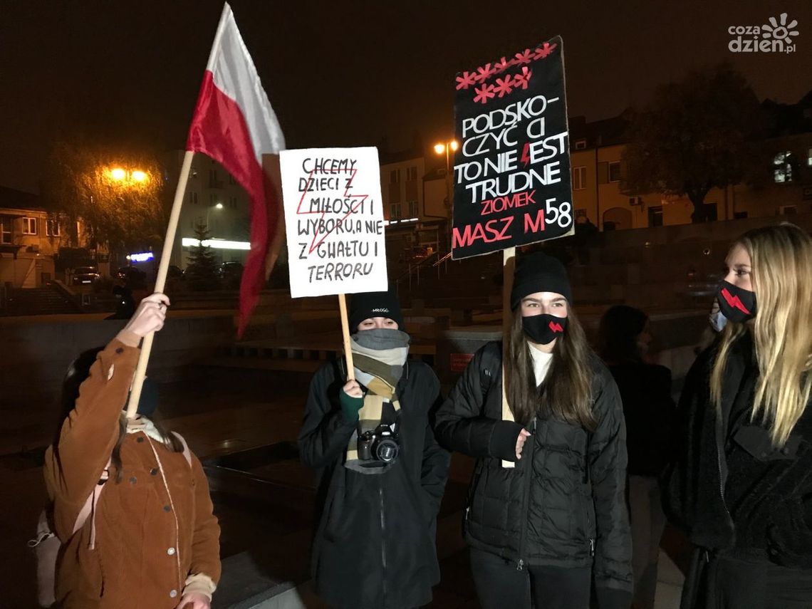 
"Świąteczny spacer" z protestem w tle
