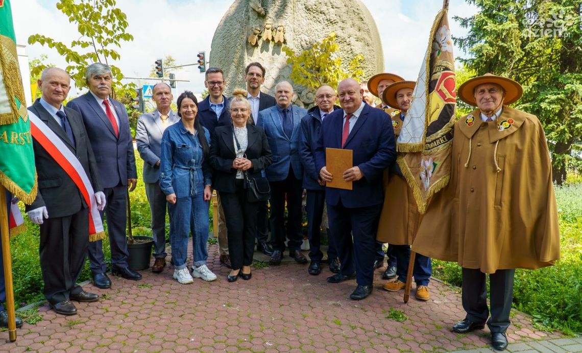 Światowy Dzień Pszczół świętowany pod jedynym w Polsce pomnikiem Pszczoły Światowy Dzień Pszczół świętowany pod jedynym w Polsce pomnikiem Pszczoły